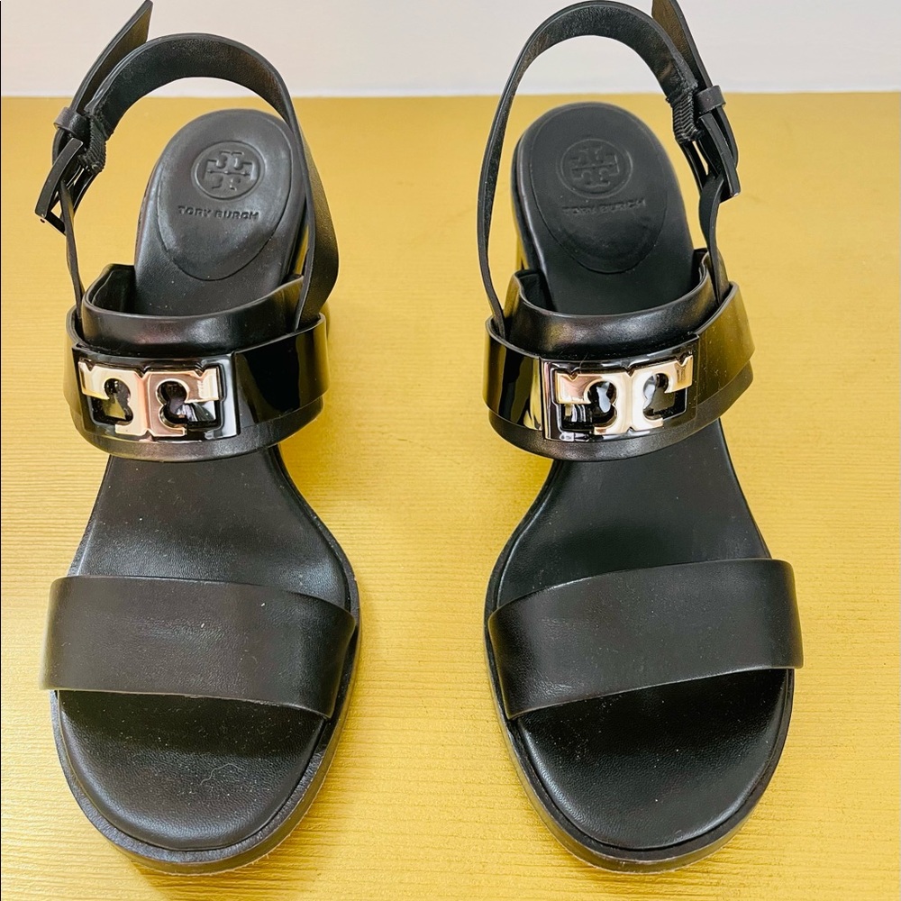 Tory Burch Gigi Black Leather Sandals in Black. Size 8.5